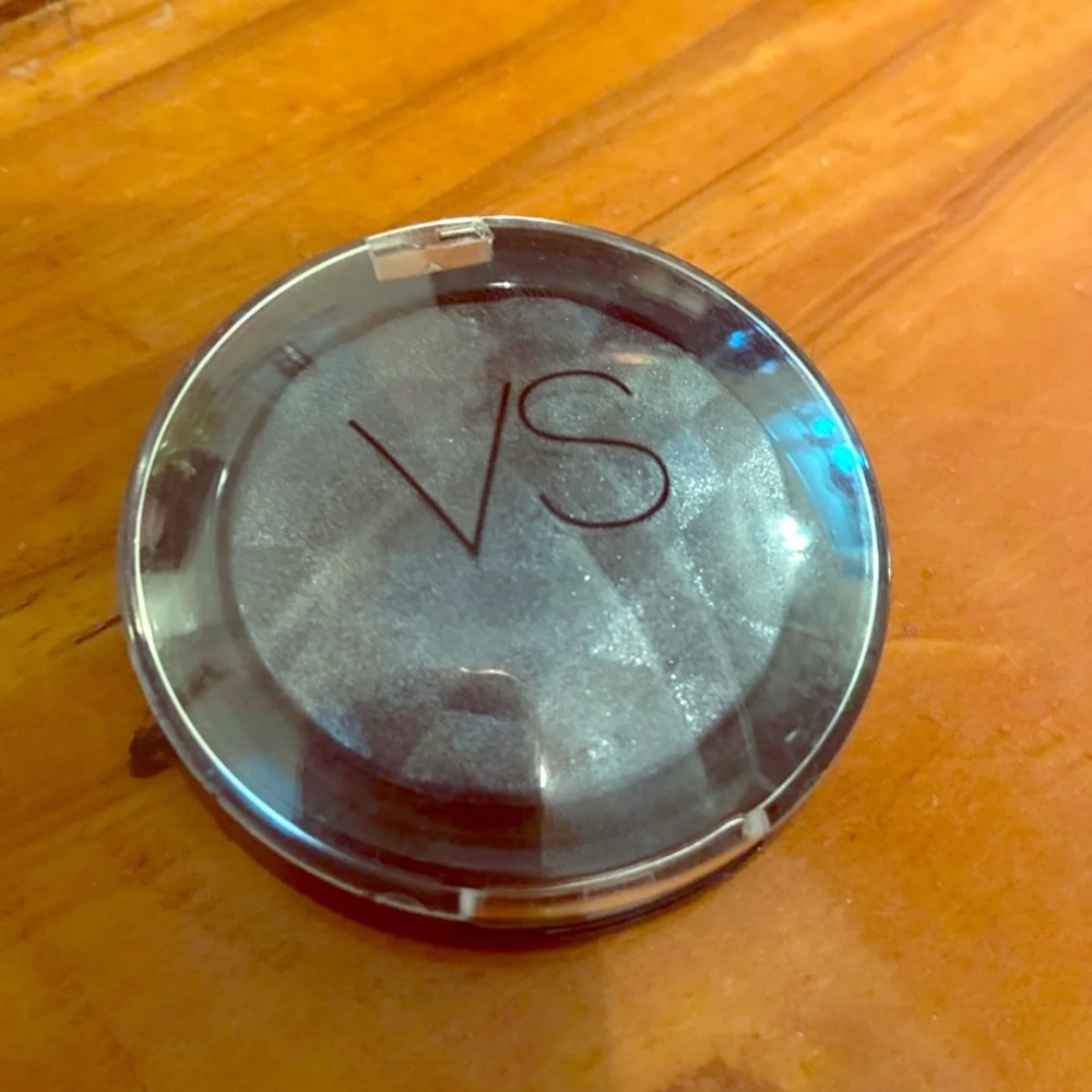 Victoria’s Secret metallic shadow